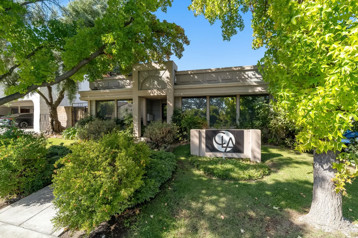 Exterior of the standalone office building at 939 Oak St, Paso Robles